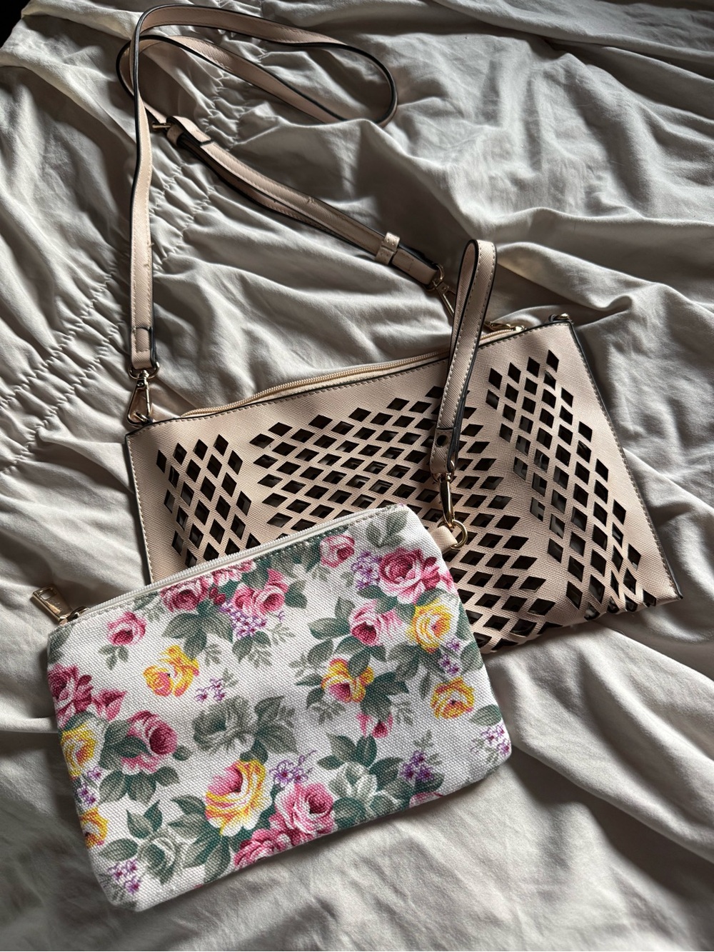Laser cut lattice crossbody w/floral insert